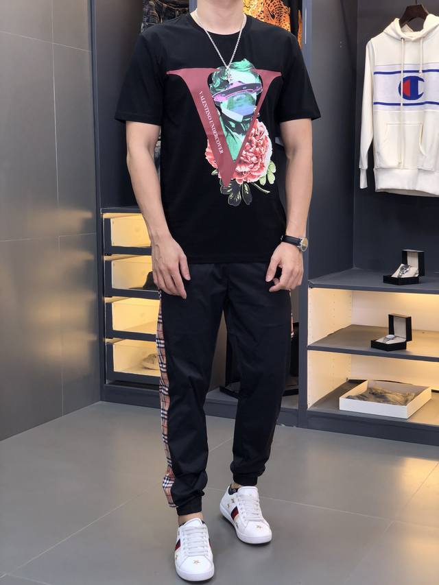 Valentino. This year's latest hot-selling short-sleeved T-shirt. Available in s