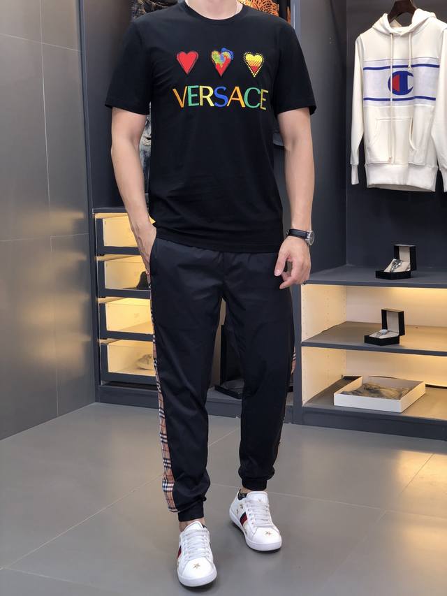 Gucci. This year's latest hot-selling short-sleeved T-shirt. Available in stores