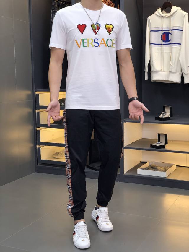 Versace's latest hit short-sleeved T-shirt. Available in store, this style feat