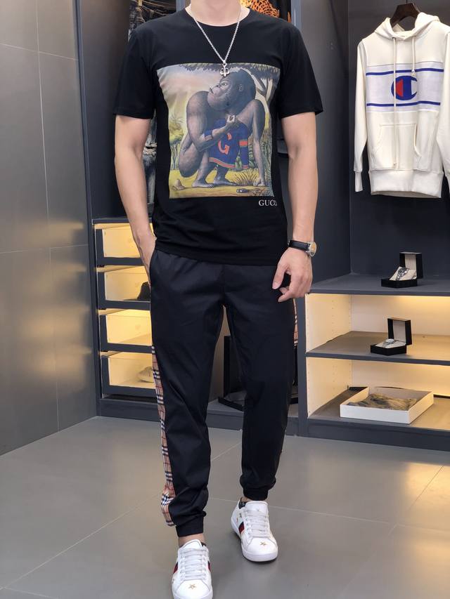 Gucci's latest hit short-sleeved T-shirt. Available in stores, this shirt featur