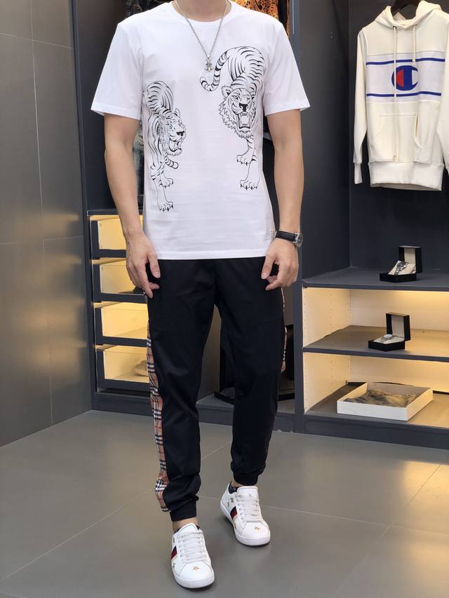 Kenzo. This year's latest hot-selling short-sleeved T-shirt. Available in stores