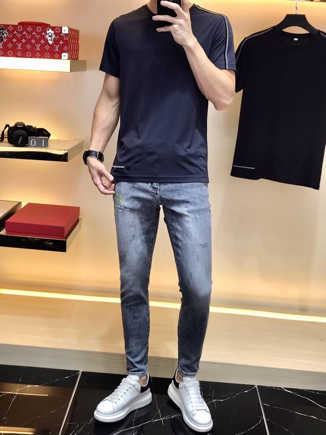 Dior highly recommends! Aw's latest collection is versatile and elegantly desig