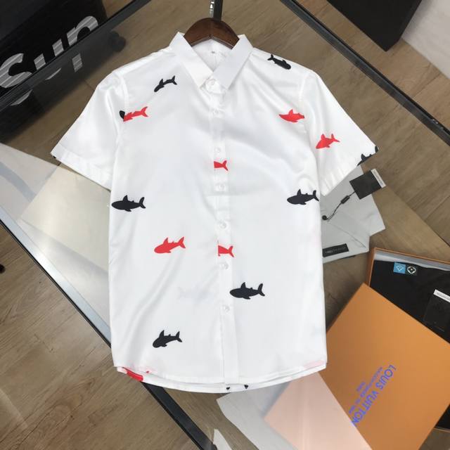 Tb Thom Browne's all-over print short-sleeved shirt, a new spring arrival, is ma