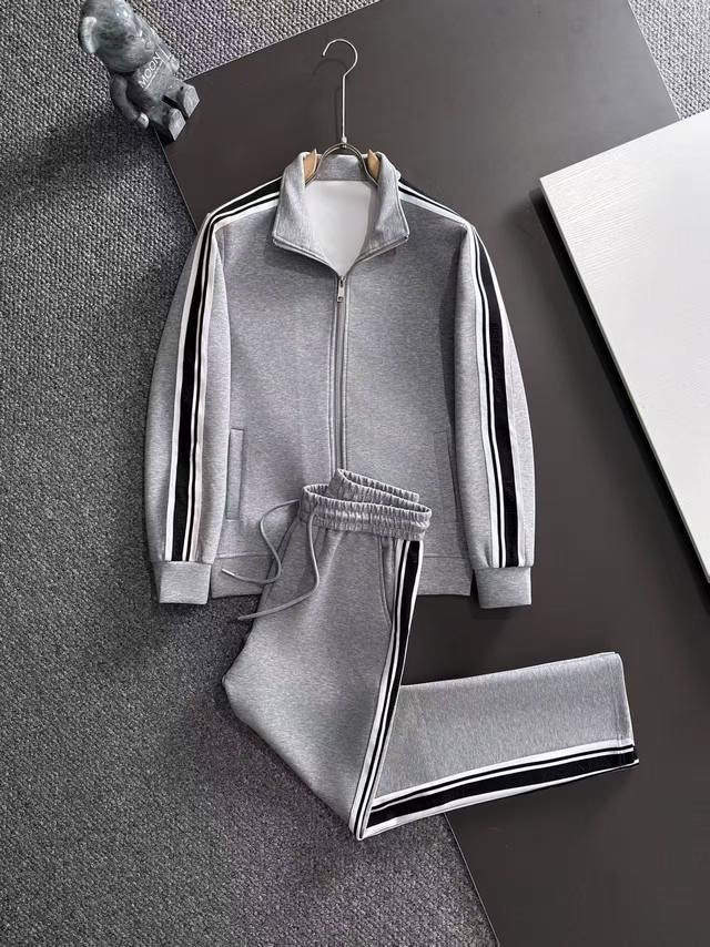 The new Autumn/Winter Armani Suit 25Ss is a stylish, casual men's suit, designe