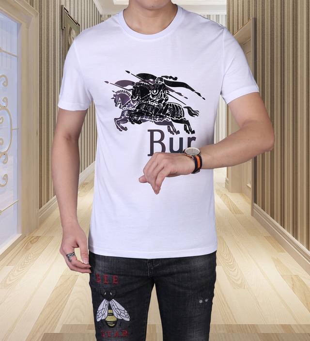 The store manager recommends Burberry's new early spring collection. Real photo