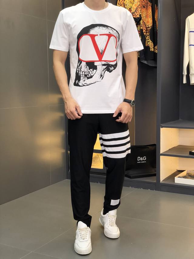 Valentino. This year's latest hot-selling short-sleeved T-shirt. Available in s