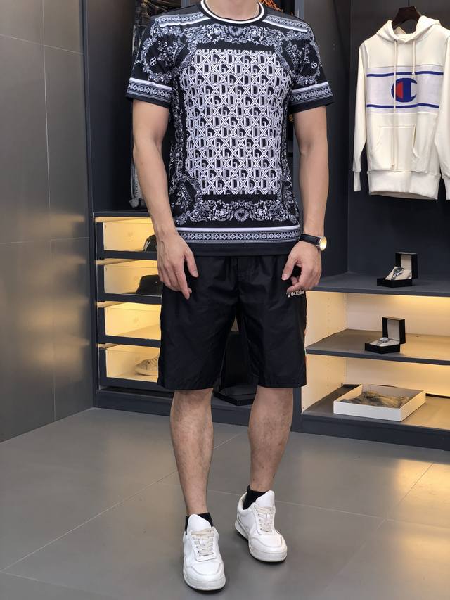 D&G. This year's latest hot-selling short-sleeved T-shirt. Available exclusively