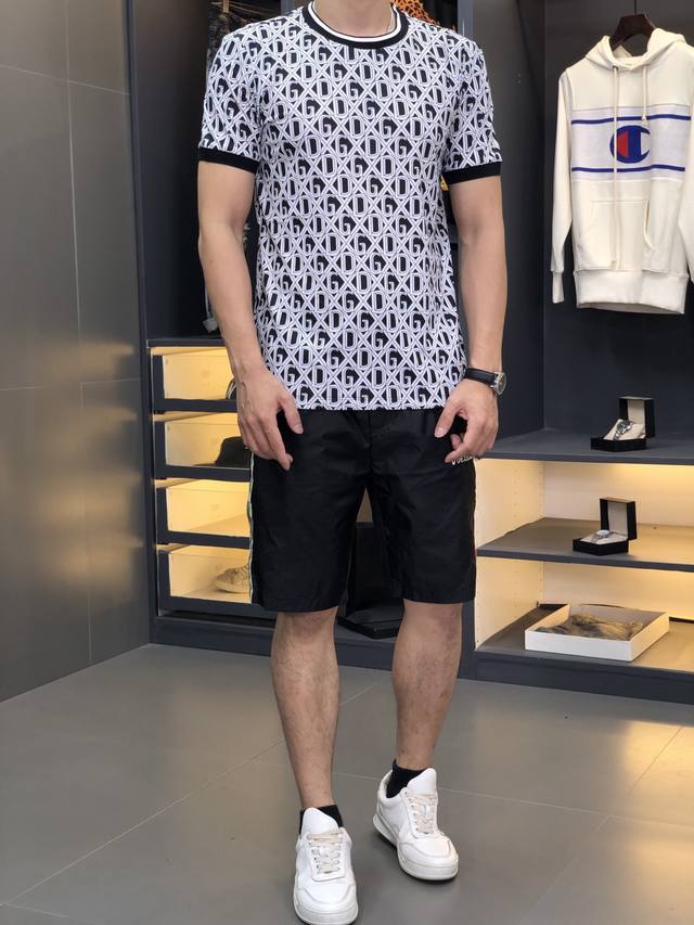 D&G. This year's latest hot-selling short-sleeved T-shirt. Available exclusively