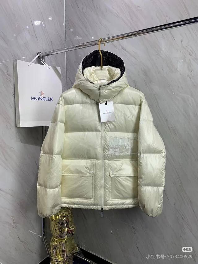 Moc's new classic hooded stand-up collar down jacket for autumn and winter is av