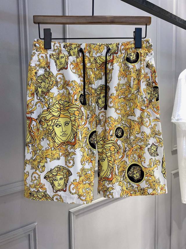 Versace new spring and summer products, available at the counter simultaneously,