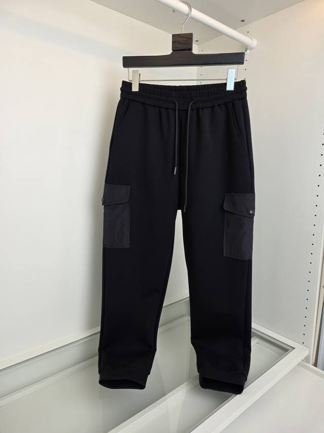pr*Da's 2025 Fall/Winter collection is now on sale! These raw nylon-and-modal ai