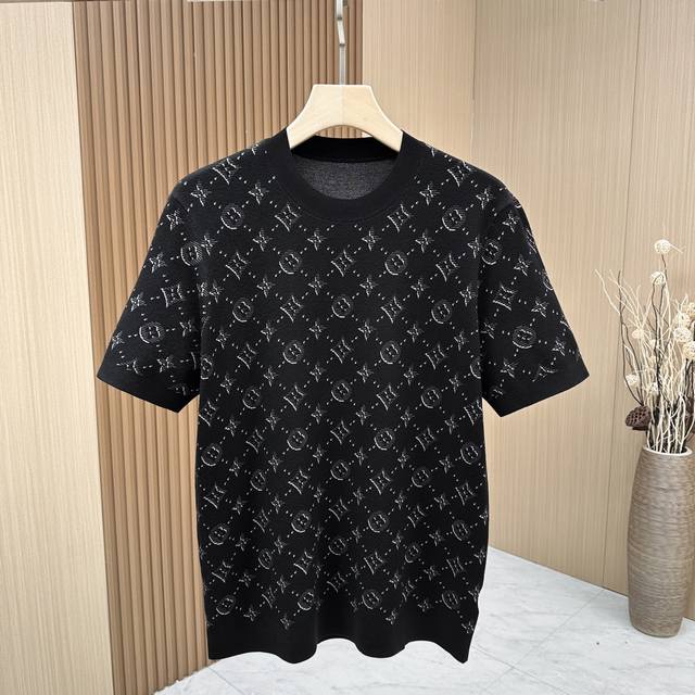 Lv's new autumn/winter jacquard-knit wool short-sleeve top features a soft and c