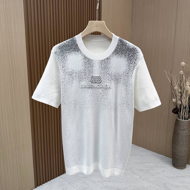 Balenciaga's new autumn/winter knitted wool short-sleeve sweater! This sweater's