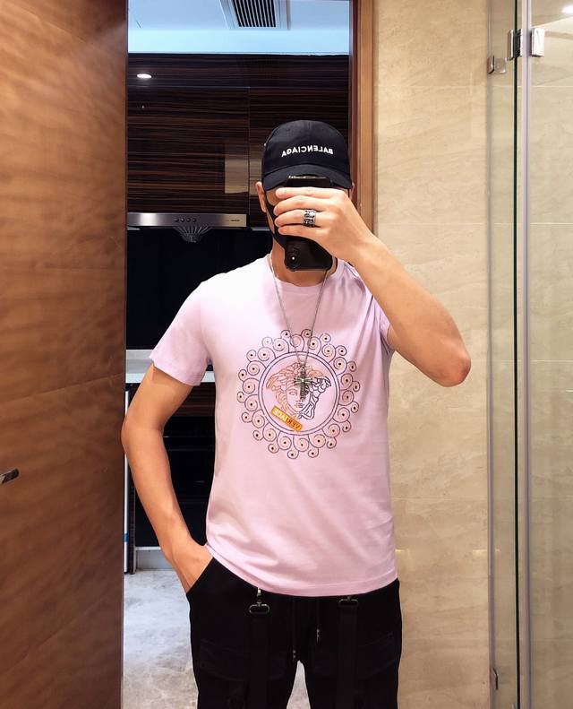 Versace's latest hit short-sleeve top is now available at the official website a