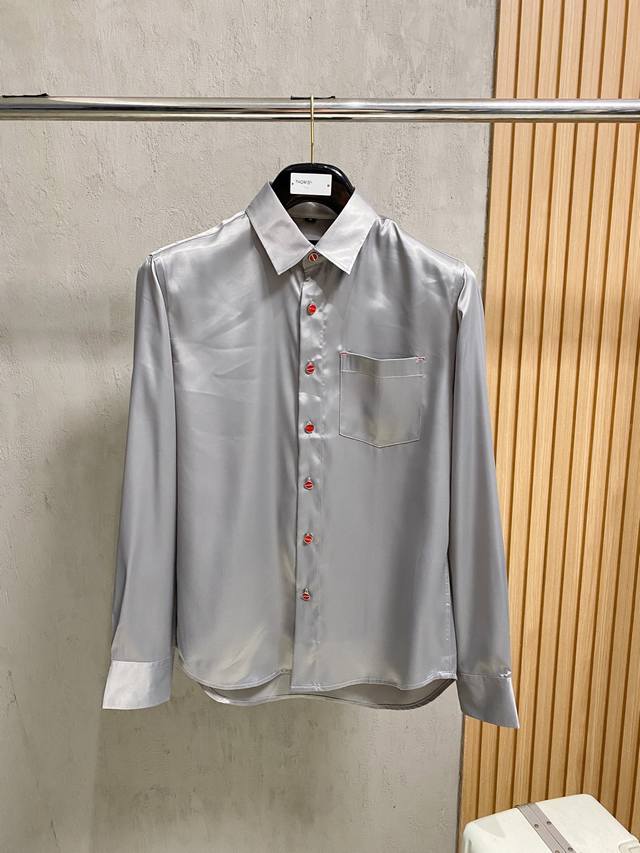 Kiton's 25th year's new style. Fall in love with the little red button. Unlock