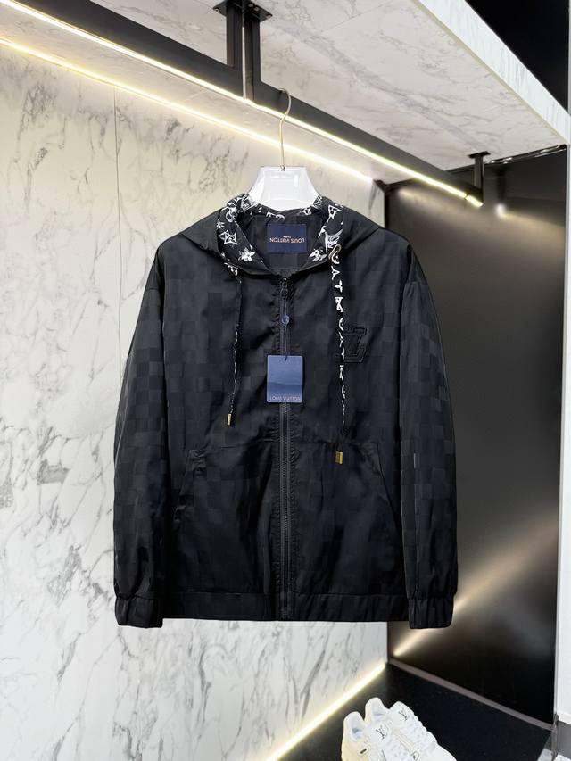 Lv 2025 Fall new jacket, a runway-fresh item in immaculate condition, comfortabl