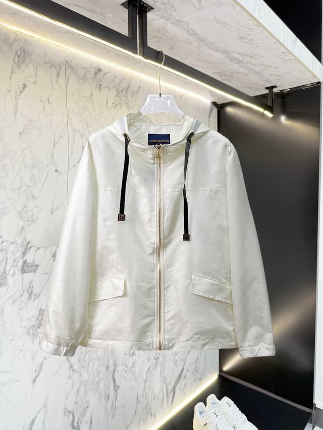 Lv 2025 Fall new jacket, a runway-fresh item in immaculate condition, comfortabl