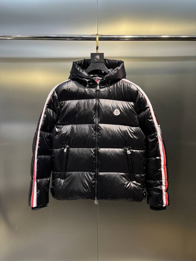 Moncler The world's newest down jacket is here! Besides being off the shelves, i