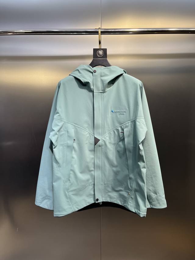 Mountain Rat Assir JacketSlanted hand pockets with wind and rain shieldsReflecti