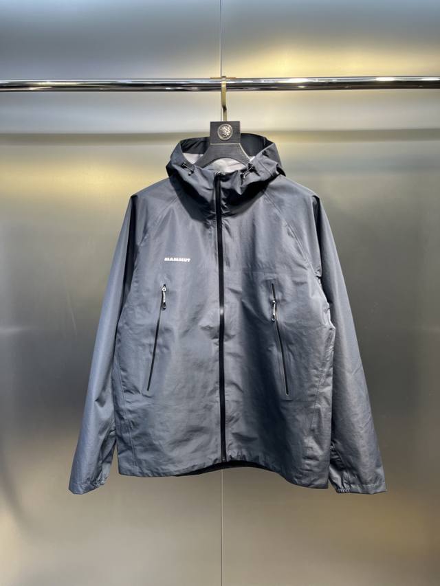 MammutحMammut solid color classic hardshell jacketThis jacket is classic, simple