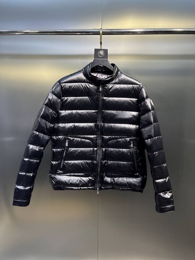 Moncler's stand-up collar lightweight down jacket is also on sale. Highly recomm