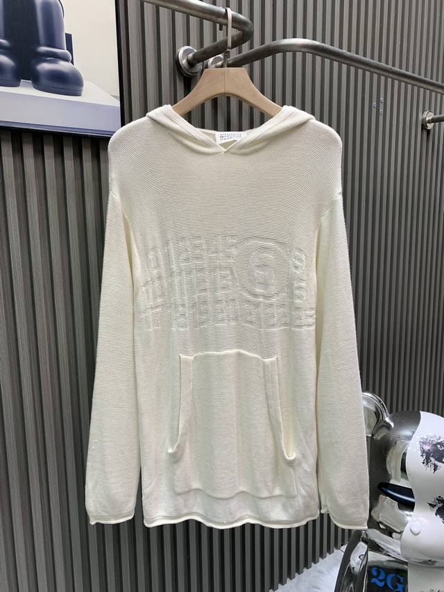 Margiela Margiela Mm6 Don't miss this fluffy hooded sweater. This early fall str