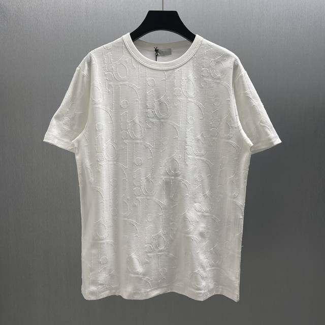 Cd Short-sleeved jacquard design. Size: S-Xl. This t-shirt, a new addition to th