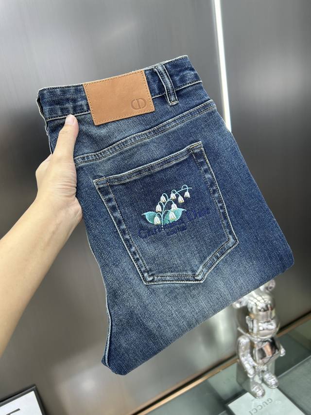The new Dior 25 casual jeans are made from carefully selected original fabrics