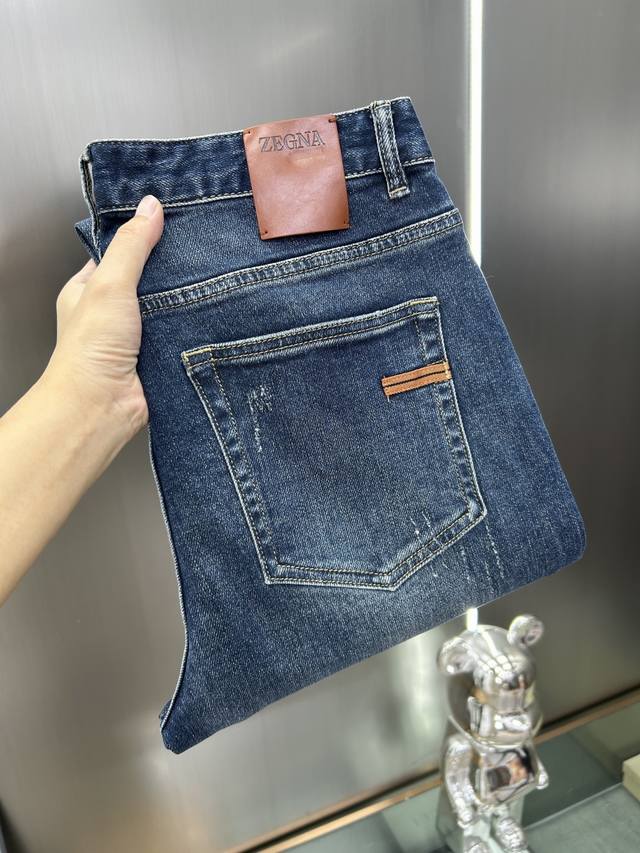 The new Ermenegildo Zegna 25 jeans, in casual style, are made from carefully se