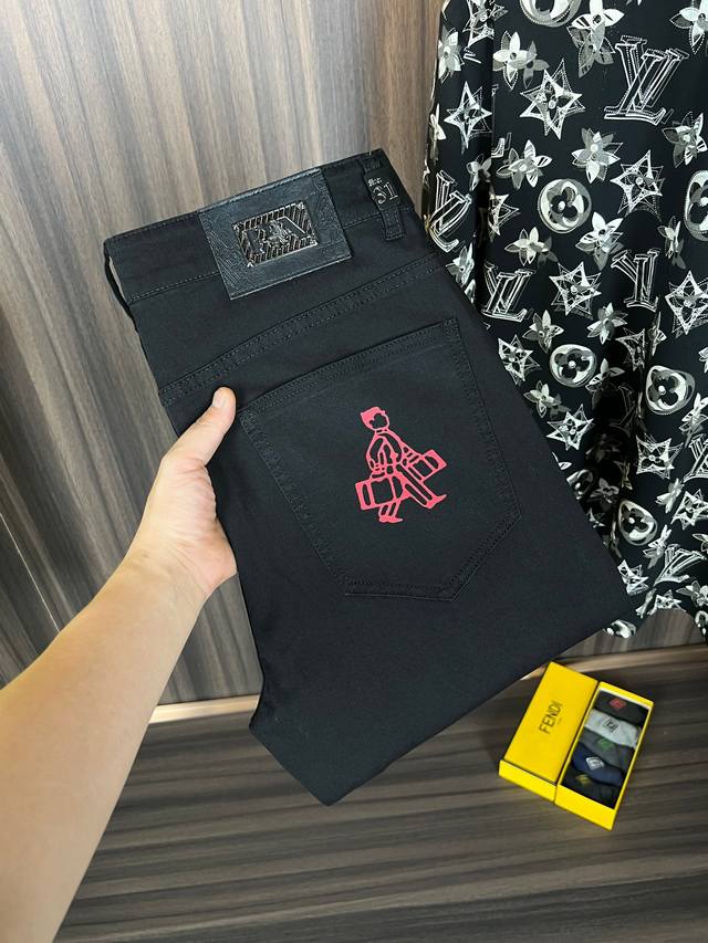 Prada's new arrivals! 2630 New Year's hot new arrivals are now available in-sto