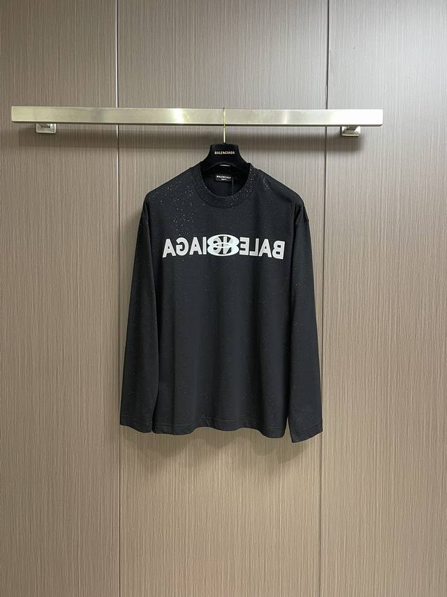 Balenciaga's new logo-printed round-neck long-sleeved T-shirt. Made from custom