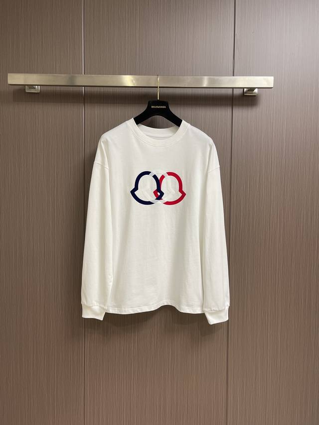 Moncler Fw's new, versatile cotton, round-neck, long-sleeved T-shirt with the b