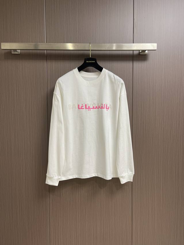 Balenciaga's new logo-printed round-neck long-sleeved T-shirt. Made from custom