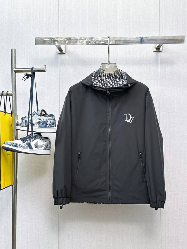 The same style as Dior's official website, with all three labels, available in