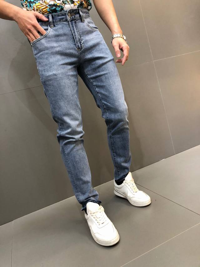 Store-quality, featuring the best-selling Fendi. New spring/summer men's jeans,