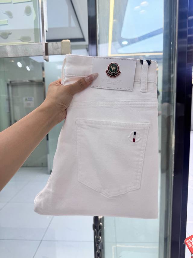 Mon's premium white cowboy jeans for the 2025 Fall/Winter season. High-end, cust