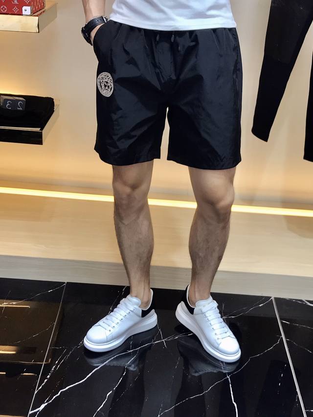 Versace 023 top solid color and cross-style skull embroidered shorts, unique sty