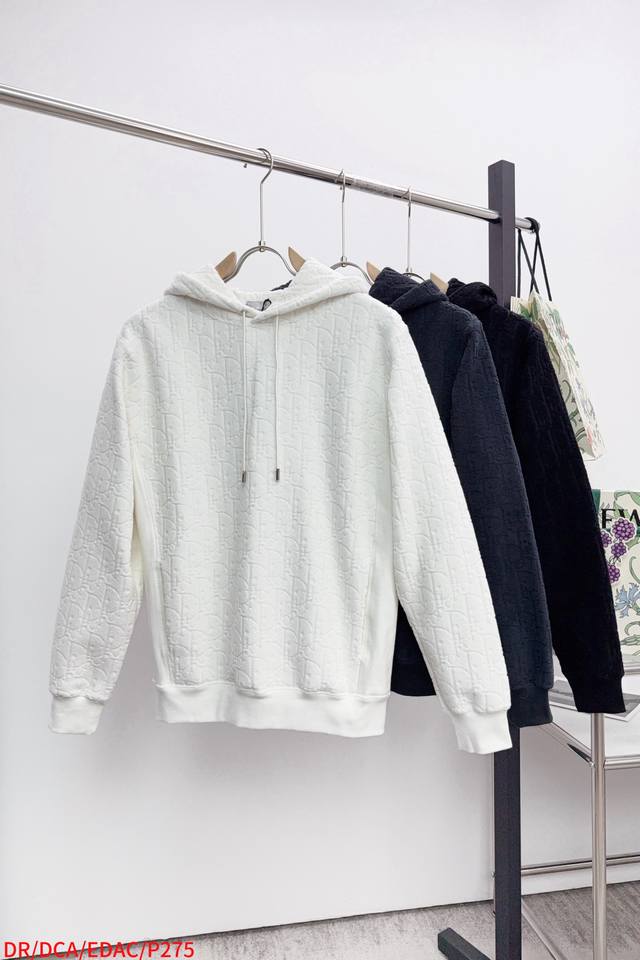 Dr Dior's classic sweatshirt unlocks a sophisticated vibe in your wardrobe. When