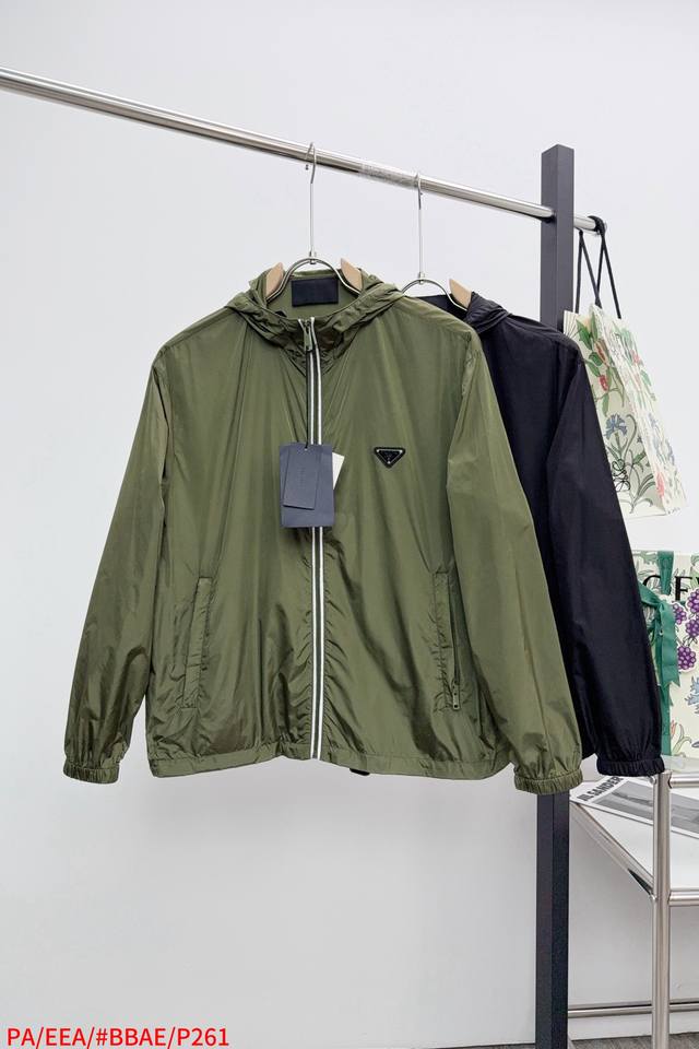 pa Prada's high-quality, best-selling men's jacket debuts in the Fall/Winter 202