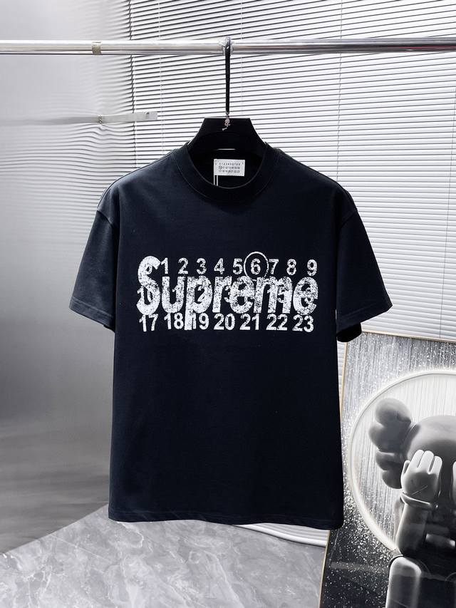 Su's new spring/summer collection, the latest short-sleeved, crew-neck T-shirt,