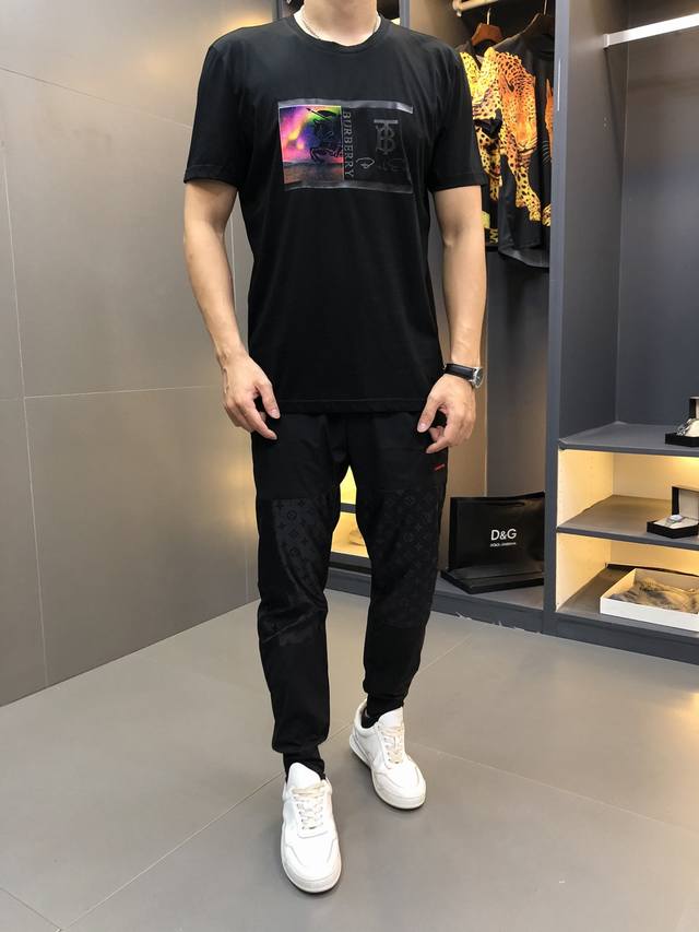 Burberry. Wearing weight. SS Spring/Summer collection. Available at the officia