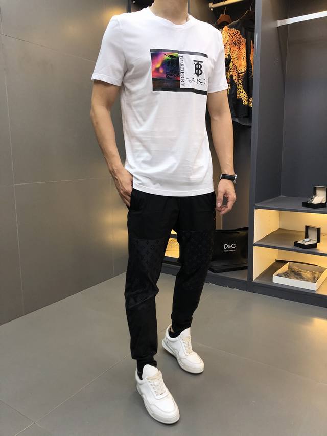 Burberry. Wearing the SS Spring/Summer collection. A casual crew-neck T-shirt i