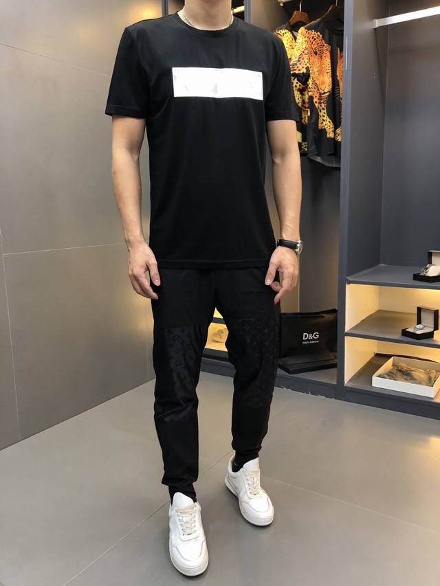 Valentino. Wearing weight. SS Spring/Summer collection. Available at the offici