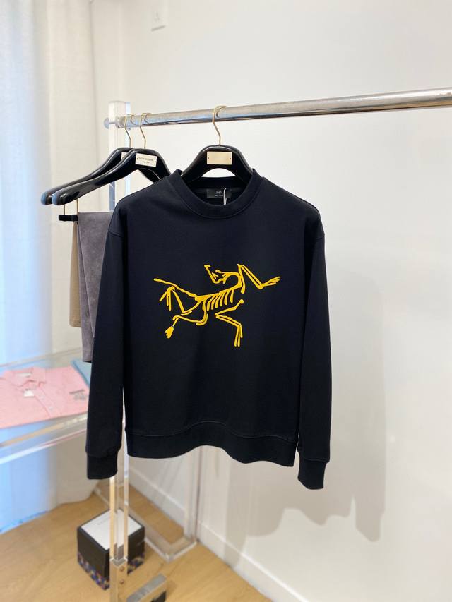 Arc'teryx's new round-neck sweatshirt for early autumn 2025, for both men and w