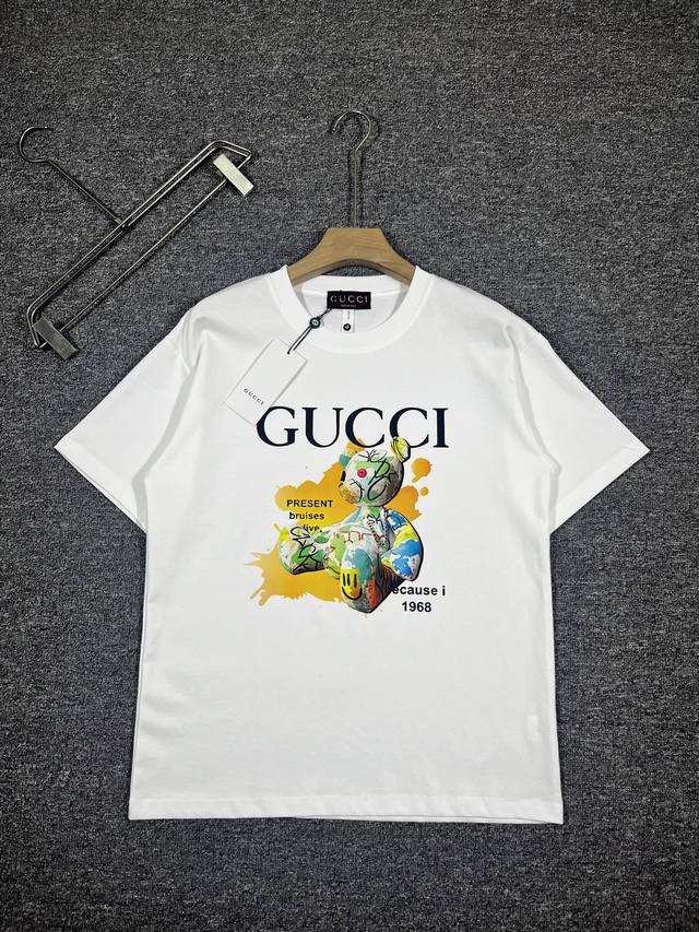Gucci Short Sleeve Collection Season: Spring/Summer 2025 Colors: Black, White, G