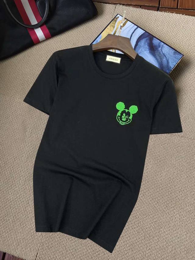 Gucci's new spring/summer crew neck short-sleeved T-shirt is now available at Gu