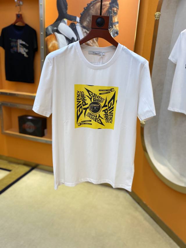 Givenchy: The latest spring/summer round-neck short-sleeved T-shirt from the off