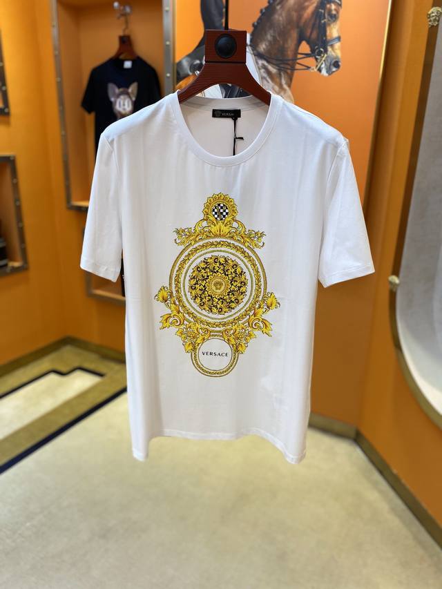 Versace: The latest spring/summer fashion round-neck short-sleeved T-shirt from