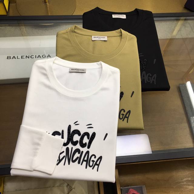 New sweatshirt from Gu.Ci . This stylish long-sleeved crewneck sweatshirt is a