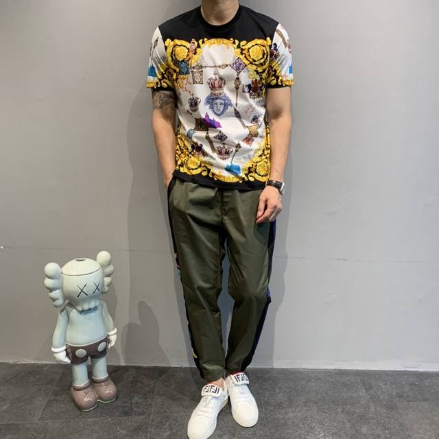 Vs' latest trendy logo short T-shirt. Customized with 60s three-ply plain cotton